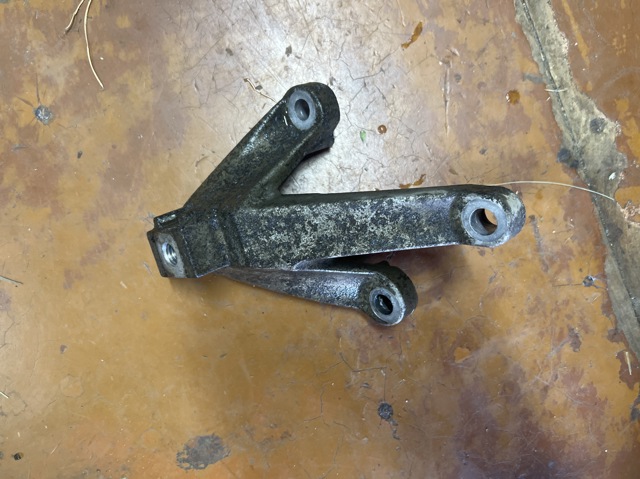 Кронштейн подушки КПП 1326812 FORD