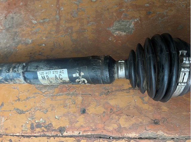Піввісь передня, права 1J0407272AC VAG
