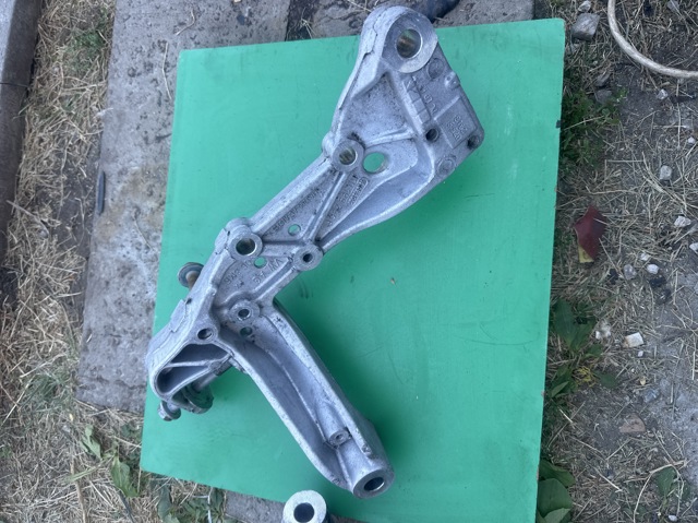 Кронштейн передньої балки 1K0199295E VAG