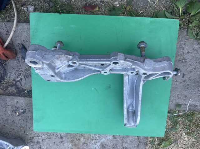 Кронштейн передньої балки 1K0199296J VAG