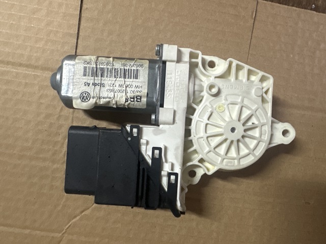 Моторчик склопідйомника двері задніх, лівих 1K0959703JSK2 VAG