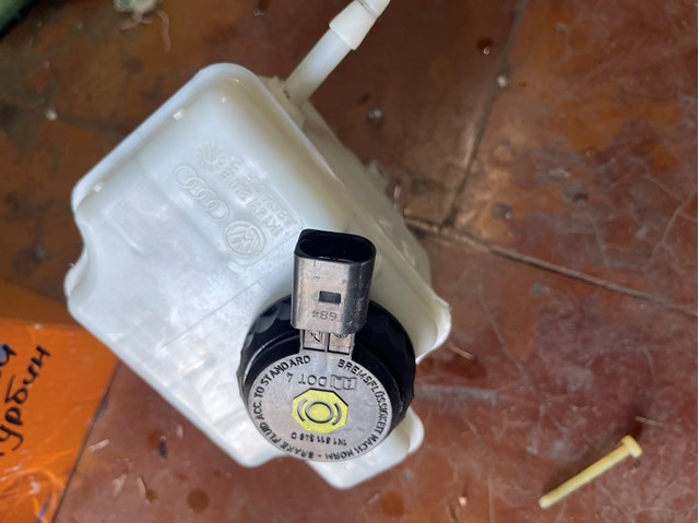 Бачок головного гальмівного циліндру Фольксваген Пассат B7