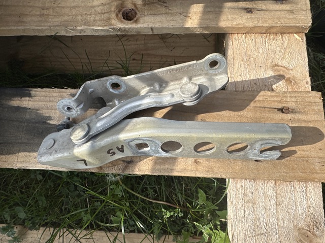 Завіс капота, лівий 1Z0823301C VAG