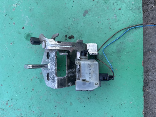 Зацеп замку кришки багажника 1Z9827511C VAG