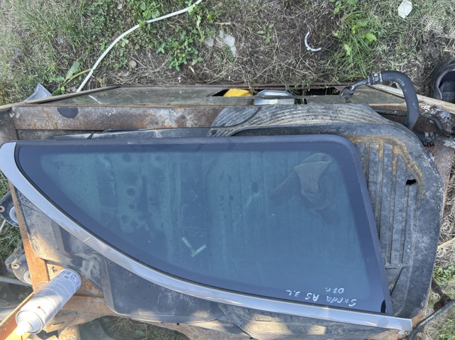Скло багажного відсіку, ліве 1Z9845297J VAG