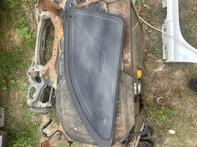 Скло багажного відсіку, праве 1Z9845298L VAG