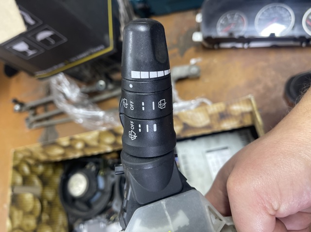 Перемикач підрульовий, правий 252608H905 NISSAN