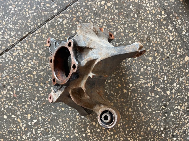 Кулак поворотний правий 28411AL02A SUBARU