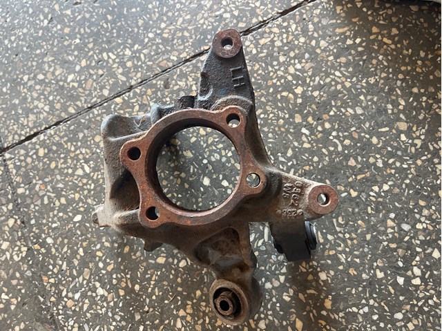 Цапфа поворотного кулака 28411AL03A SUBARU