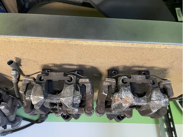 Скоба гальмівного заднього супорта 34206860406 BMW
