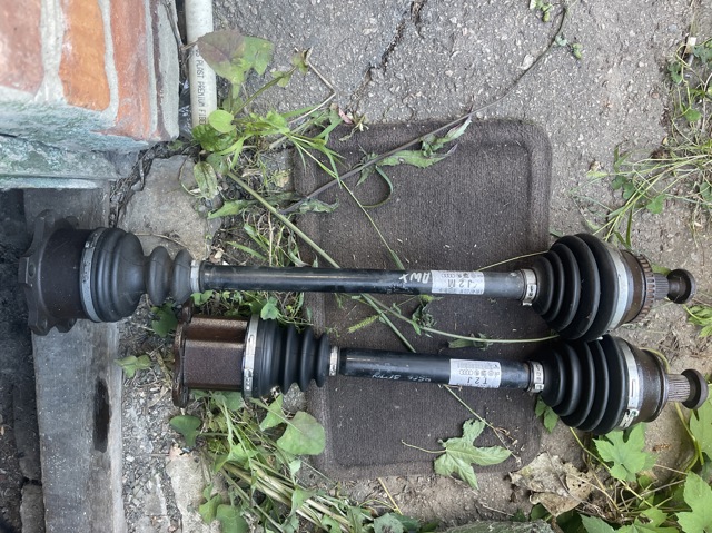 Піввісь передня, права 3B0407272M VAG