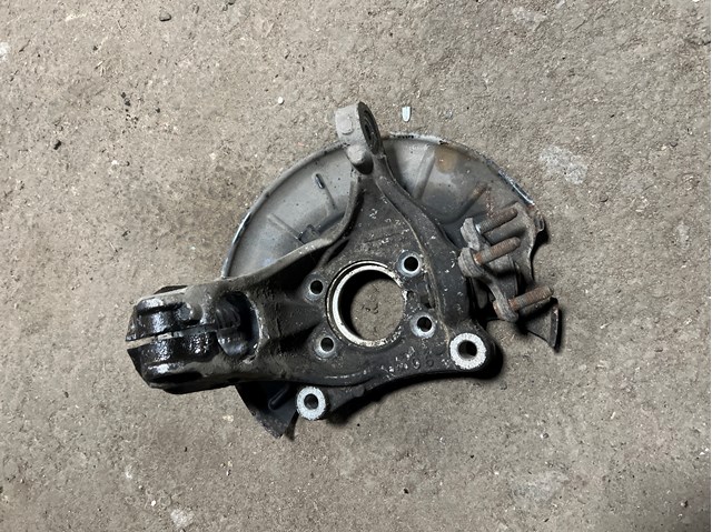 Цапфа поворотна права 3C0407254F VAG