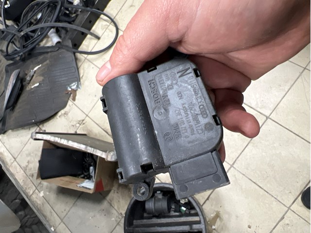 Двигун заслінки печі 3C0907511Q VAG