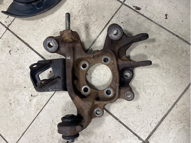 Цапфа - поворотний кулак задній, правий 4230448060 TOYOTA