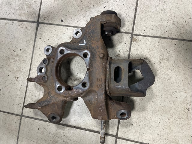 Кулак поворотний лівий 4230548060 TOYOTA