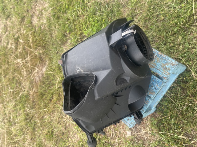 Корпус повітряного фільтра 4F0133837BB VAG