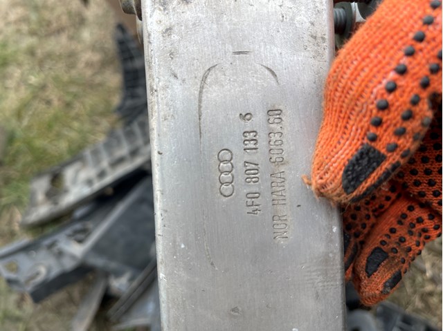 Кронштейн підсилювача переднього бампера 4F0807133 VAG