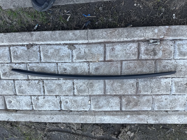 Захисна накладка переднього скла ліва 4F0854327 VAG