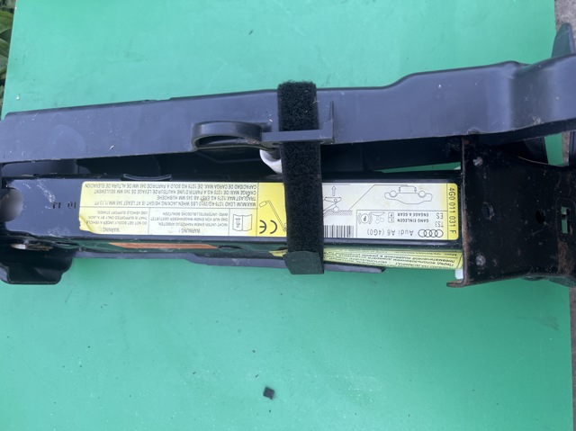 Домкрат автомобільний 4G0011031F VAG