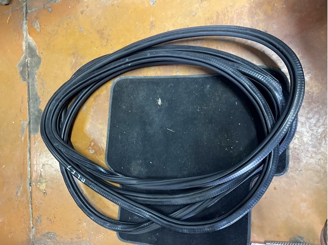 Ущільнювач двері передньої (на кузові) 4G0831721A VAG