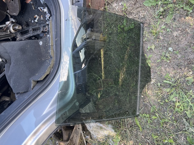 Скло задніх дверей, правих 51357163752 BMW