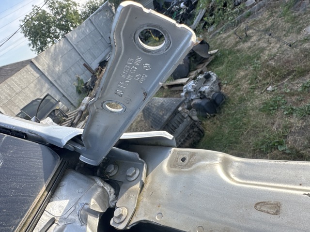 Завіса капота ліва 5N0823301A VAG
