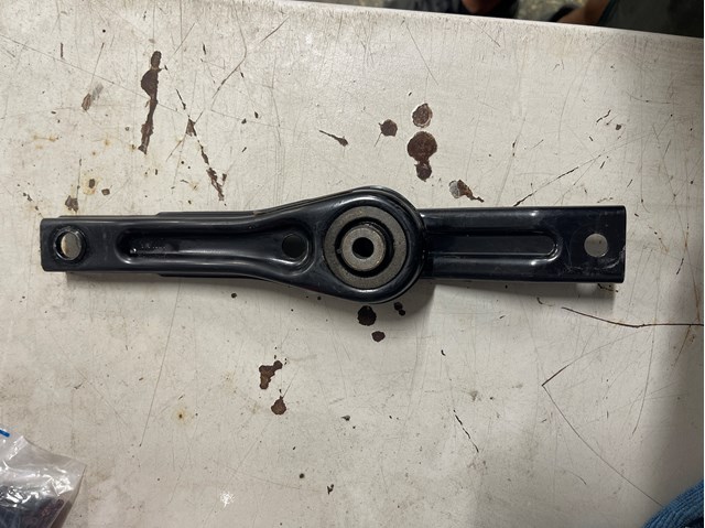 Подушка передньої опори двигуна 5Q0199855AA VAG
