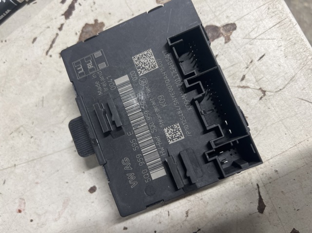 Блок комфорту задніх дверей 5Q0959595E VAG