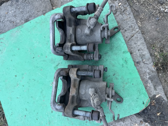 Скоба гальмівного заднього супорта 5QM615425A VAG