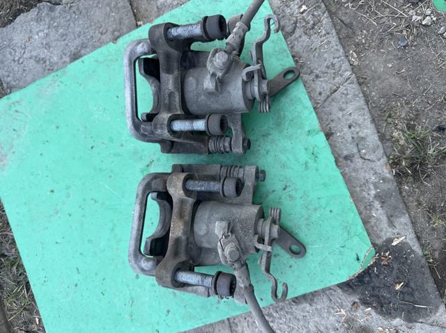 Скоба гальмівного заднього супорта 5QM615426A VAG