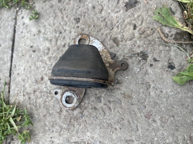 Подушка кріплення глушника 7L6253144A VAG