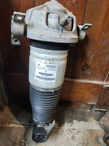 Стійка задня права 7L6513028B VAG