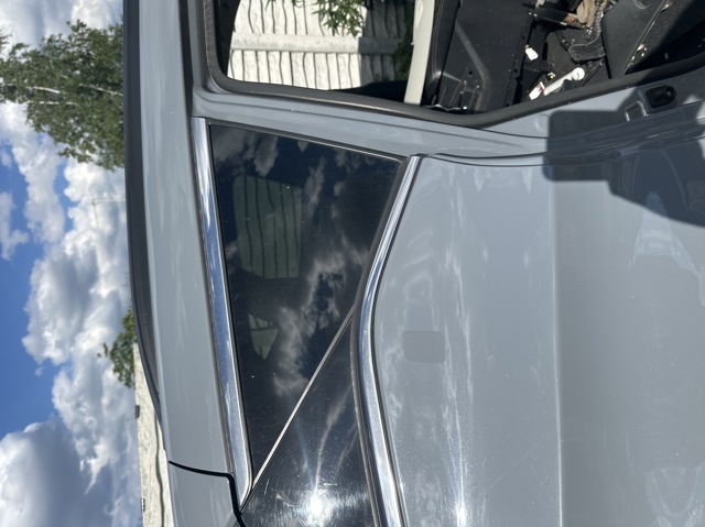 Скло кузова/багажного відсіку, праве 833005AA0A NISSAN