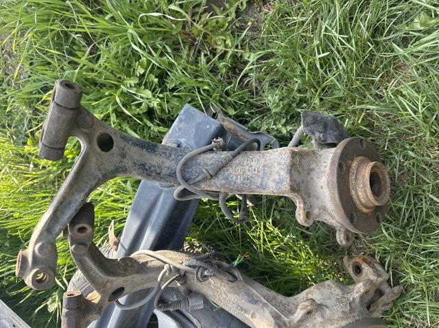 Цапфа передні праві 8D0407258T VAG