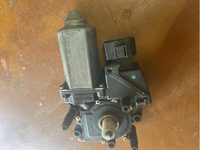 Привід ліфта передній 8D0959801B VAG