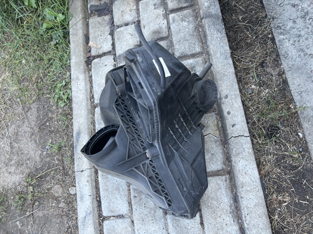 Корпус повітряного фільтра 8K0133837BF VAG