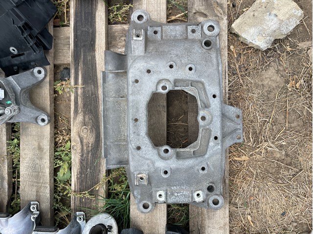 Балка кріплення коробки передач 8K0399263BH VAG