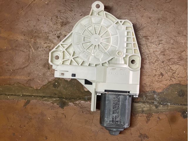Двигун стеклопод'емника двері задньої, правої 8K0959812A VAG