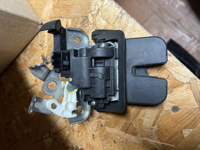 Замок задніх дверей 8K9827505A VAG