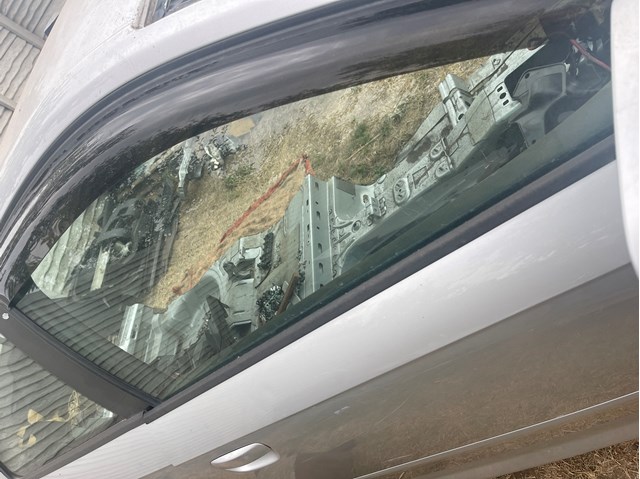 Скло передньої правої двері 8P3845202 VAG