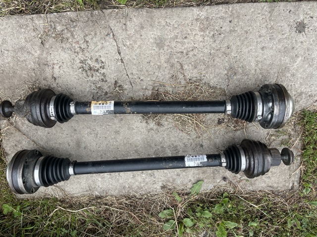 Напіввісь задня 8R0501203C VAG