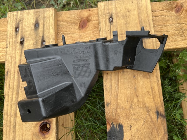 Напрямна переднього бампера, права 8R0807284B VAG