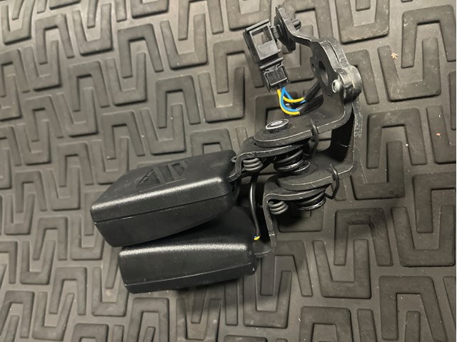 Важіль фіксатор ременя безпеки задній лівий 8V0857739QVZ VAG