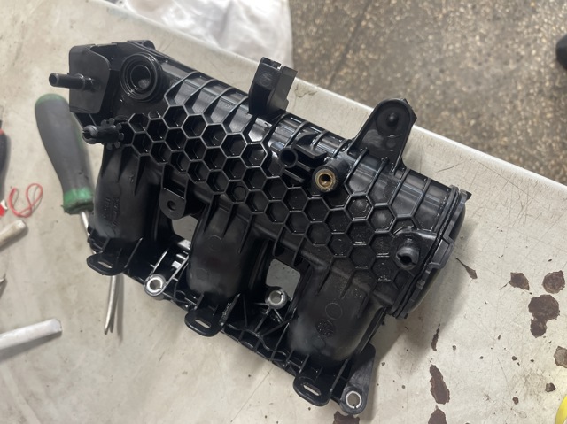 Колектор впускний 9802101480 PEUGEOT