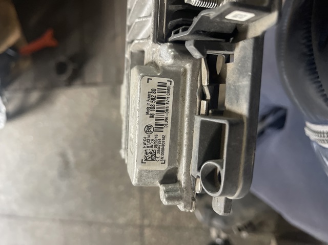 Стабілізатор напруги 9810858280 PEUGEOT