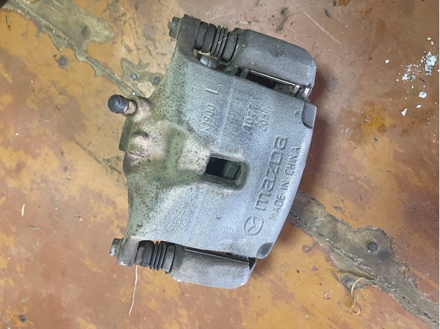 Супорт тормзной B4Y73399ZB MAZDA