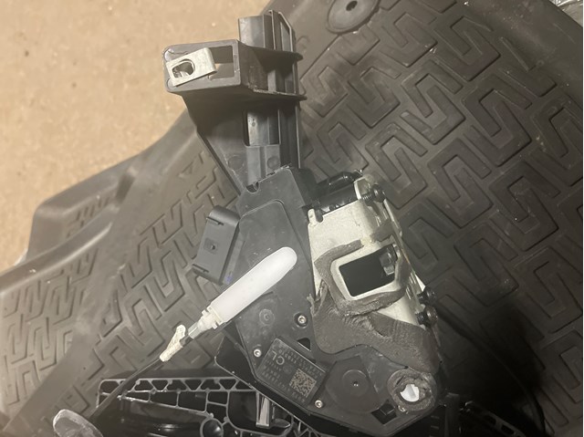 Замок задніх дверей, лівих BE8Z5426413B FORD