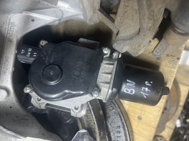 Двигун склоочисника лобового скла (трапеції) BHS267340A MAZDA