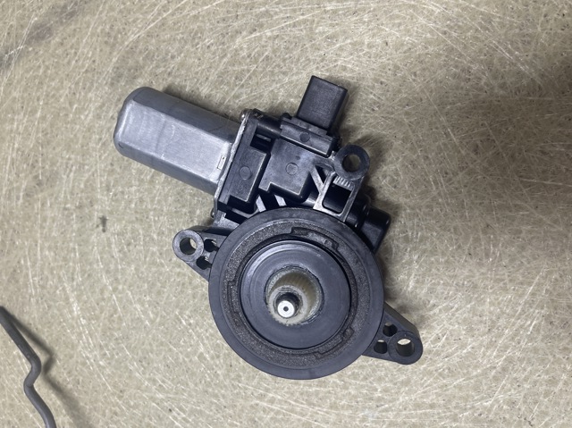 Двигун склопідіймача двері передньої, правої D6515858XB MAZDA