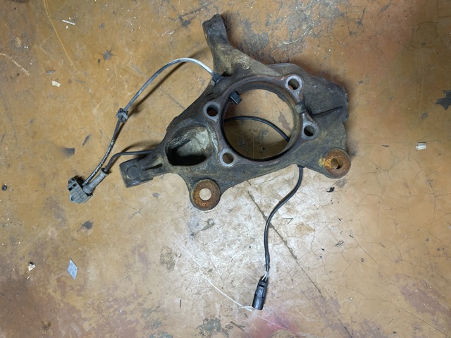Цапфа поворотна ліва KD3533031A MAZDA
